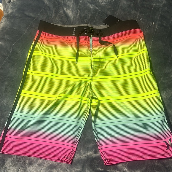 HURLEY SWIM TRUNKS/BOARD SHORTS BOYS SIZE 18 New - Picture 1 of 8